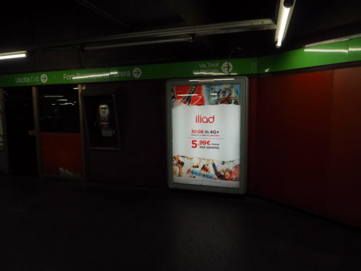 Totem multimediale Iliad metrò Milano
